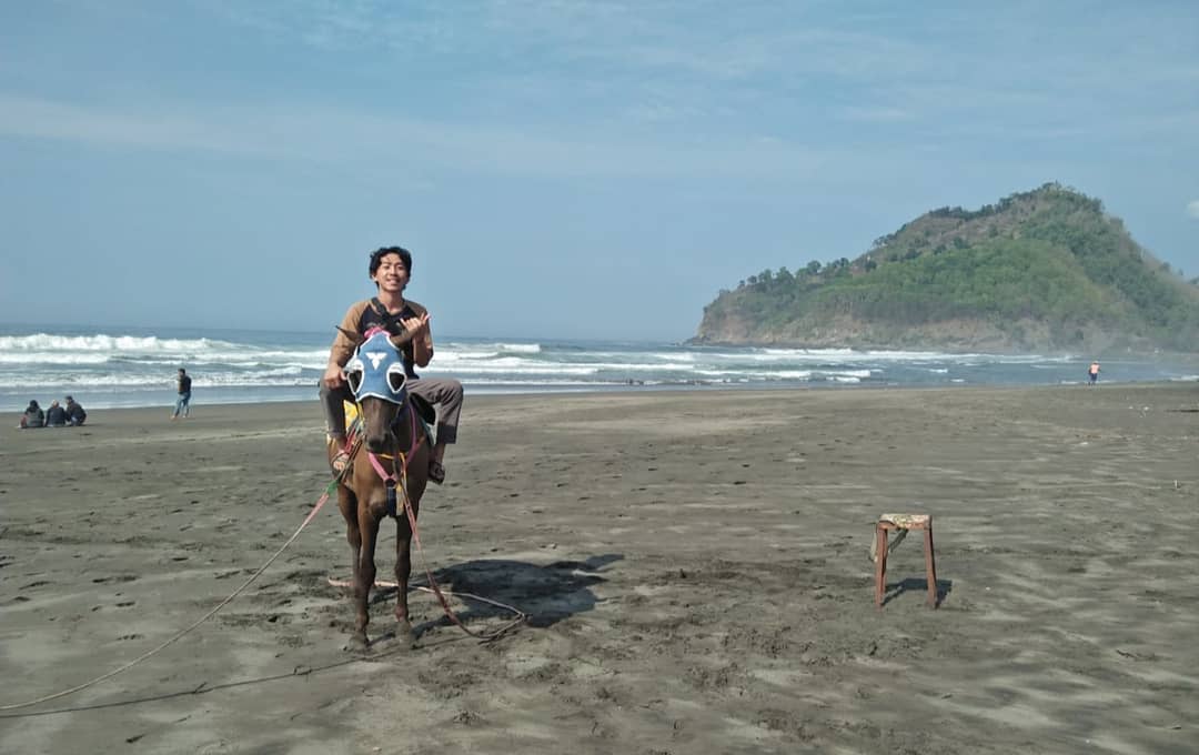 Menikmati Pemandangan Pantai Suwuk 6 Menikmati Pemandangan Pantai Suwuk 6