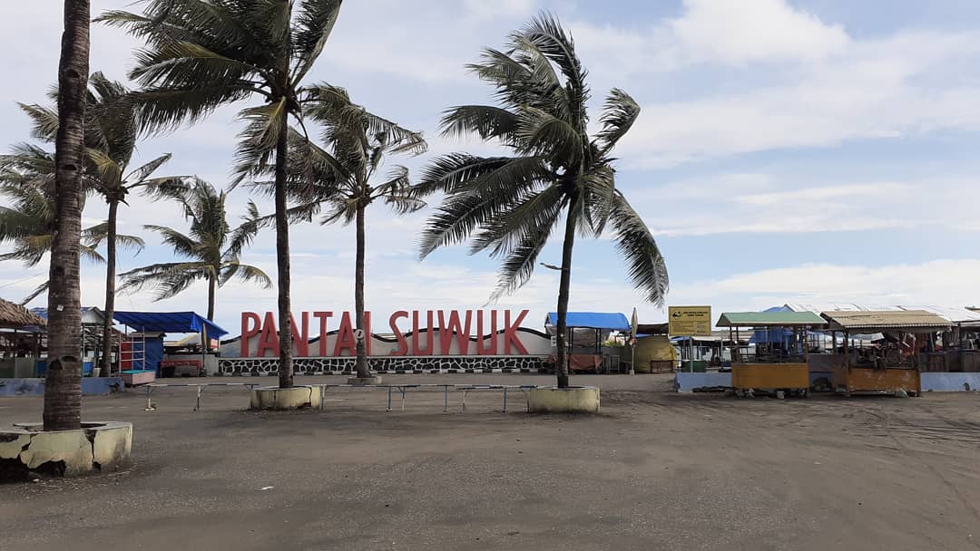 Menikmati Pemandangan Pantai Suwuk 7 Menikmati Pemandangan Pantai Suwuk 7