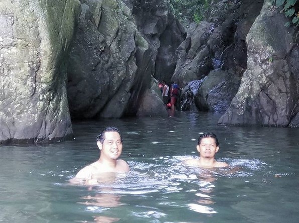 Mau Yang Seru dan Menantang? Yuk Berenang Diantara Tebing Batu di Green Canyon Karawang 5