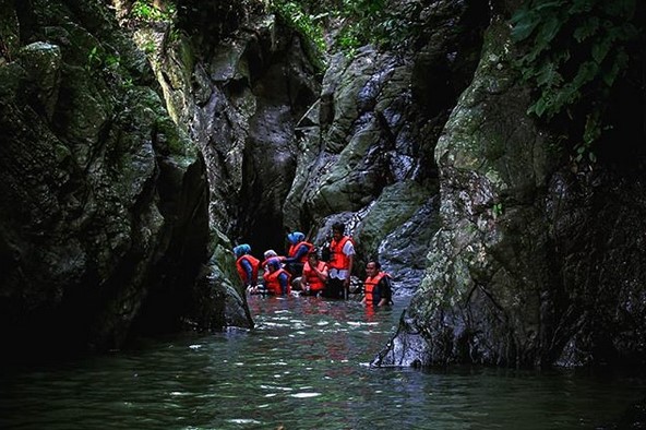 Mau Yang Seru dan Menantang? Yuk Berenang Diantara Tebing Batu di Green Canyon Karawang 8