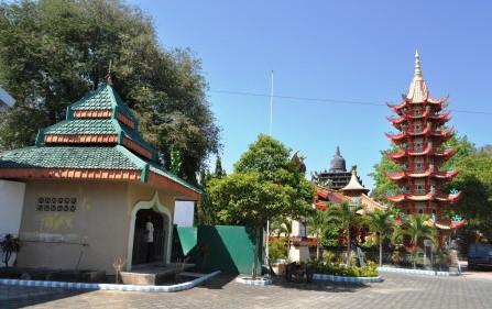 10 Gambar Vihara Avalokitesvara Madura, Rute Menuju Wisata, Lokasi Alamat, Jam Buka + Nomer Telepon 7 10 Gambar Vihara Avalokitesvara Madura, Rute Menuju Wisata, Lokasi Alamat, Jam Buka + Nomer Telepon 7