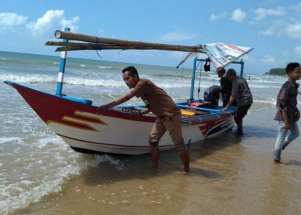 10 Gambar Pantai Slopeng Madura, Rute Menuju Wisata, Lokasi Alamat, Jam Buka + Fasilitas di Sekitar 10