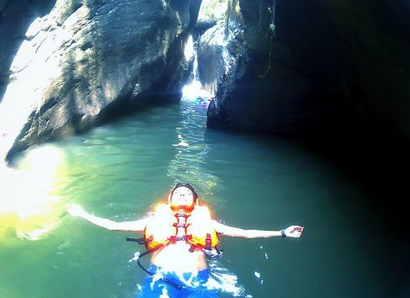 Mau Yang Seru dan Menantang? Yuk Berenang Diantara Tebing Batu di Green Canyon Karawang 10