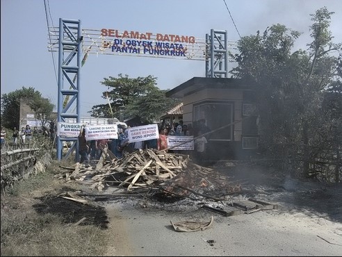 Jalan Menuju Pantai Pungkruk Jepara dan Keindahan di Sekitar Area Lokasi Wisata 3 Jalan Menuju Pantai Pungkruk Jepara dan Keindahan di Sekitar Area Lokasi Wisata 3