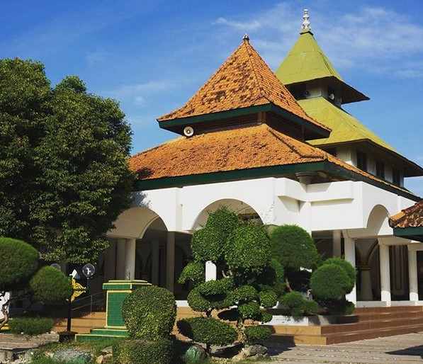 10 Gambar Masjid Agung Sumenep Madura, Jalan Menuju ke Sana, Lokasi Alamat + Desain Arsitektur 10 10 Gambar Masjid Agung Sumenep Madura, Jalan Menuju ke Sana, Lokasi Alamat + Desain Arsitektur 10