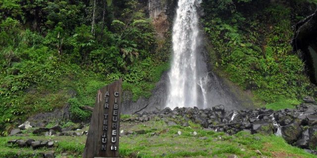 10 Gambar Air Terjun Cibeureum, Harga Tiket Masuk, Lokasi Alamat, Misteri Mitos, Total Ketinggian, Hotel di Sekitar + Rute Jalan Menuju ke Sana 9 10 Gambar Air Terjun Cibeureum, Harga Tiket Masuk, Lokasi Alamat, Misteri Mitos, Total Ketinggian, Hotel di Sekitar + Rute Jalan Menuju ke Sana 9