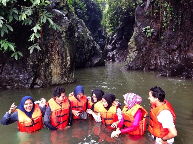 Mau Yang Seru dan Menantang? Yuk Berenang Diantara Tebing Batu di Green Canyon Karawang 2