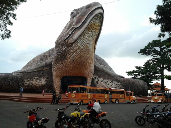 Keindahan Apa Saja Yang Ada di Wisata Pantai Kartini di Jepara dan Berapa Harga Tiket Masuknya? 7
