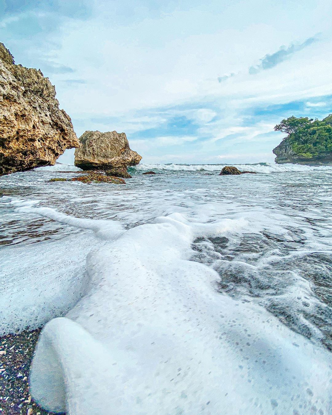 Beberapa Potret Indahnya Pemandangan Pantai Madasari Pangandaran dan Apakah Bisa Berenang Atau Camping? 2