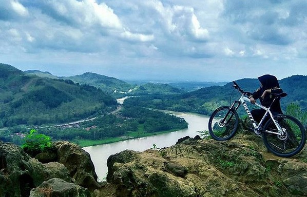 10 Gambar Bukit Watu Meja Purwokerto, Harga Tiket Masuk, Sejarah Asal Usul, Lokasi Alamat, Jam Buka Tutup + Rute Jalan Menuju Wisata 1