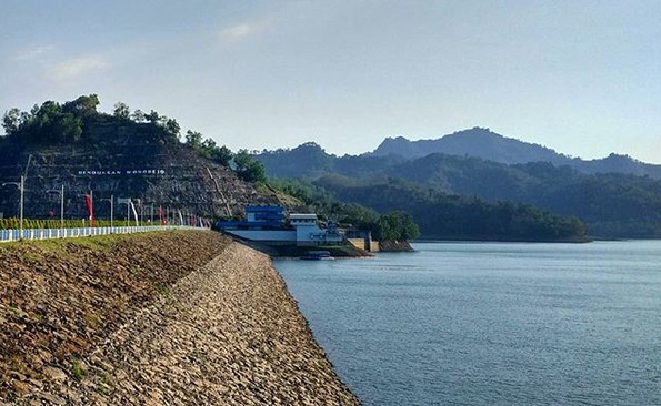 10 Gambar Waduk Wonorejo Tulungagung, Harga Tiket Masuk, Rute Menuju Wisata, Lokasi Alamat + Villa di Sekitar 3