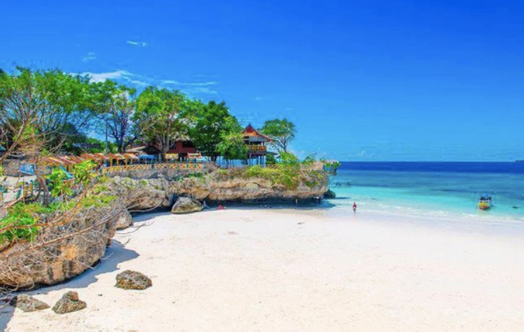 Selain Losari, Ini Daftar Pantai di Makassar Yang Akan Bikin Kamu Pengen Balik Lagi 8