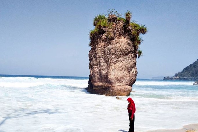 Keindahan Pantai Lumbung di Tulungagung, Pantai yang Masih Jarang Dikunjungi 2 Keindahan Pantai Lumbung di Tulungagung, Pantai yang Masih Jarang Dikunjungi 1