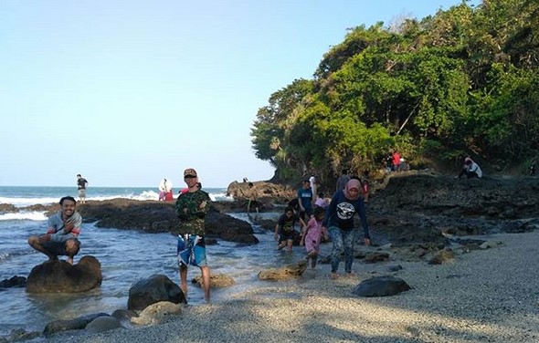 Keramat Tetapi Indah! Pantai Karang Pandan Cilacap, Surga Kecil di Pulau Kematian 8