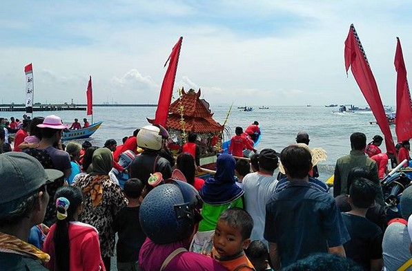 Sedekah Laut Cilacap, Simbol Ucapan Syukur di Pesisir Selatan Jawa. Ini 10 Potretnya 1 Sedekah Laut Cilacap, Simbol Ucapan Syukur di Pesisir Selatan Jawa. Ini 10 Potretnya 1