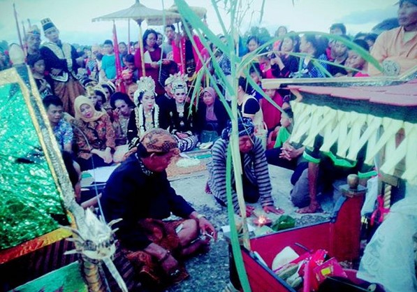 Sedekah Laut Cilacap, Simbol Ucapan Syukur di Pesisir Selatan Jawa. Ini 10 Potretnya 2 Sedekah Laut Cilacap, Simbol Ucapan Syukur di Pesisir Selatan Jawa. Ini 10 Potretnya 2