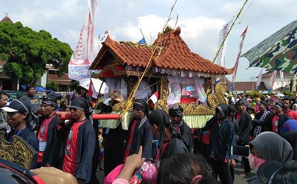 Sedekah Laut Cilacap, Simbol Ucapan Syukur di Pesisir Selatan Jawa. Ini 10 Potretnya 3 Sedekah Laut Cilacap, Simbol Ucapan Syukur di Pesisir Selatan Jawa. Ini 10 Potretnya 3