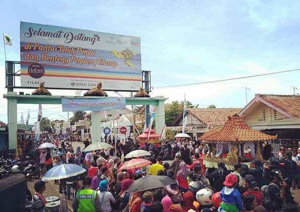 Sedekah Laut Cilacap, Simbol Ucapan Syukur di Pesisir Selatan Jawa. Ini 10 Potretnya 4 Sedekah Laut Cilacap, Simbol Ucapan Syukur di Pesisir Selatan Jawa. Ini 10 Potretnya 4