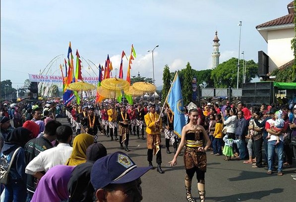 Sedekah Laut Cilacap, Simbol Ucapan Syukur di Pesisir Selatan Jawa. Ini 10 Potretnya 5 Sedekah Laut Cilacap, Simbol Ucapan Syukur di Pesisir Selatan Jawa. Ini 10 Potretnya 5