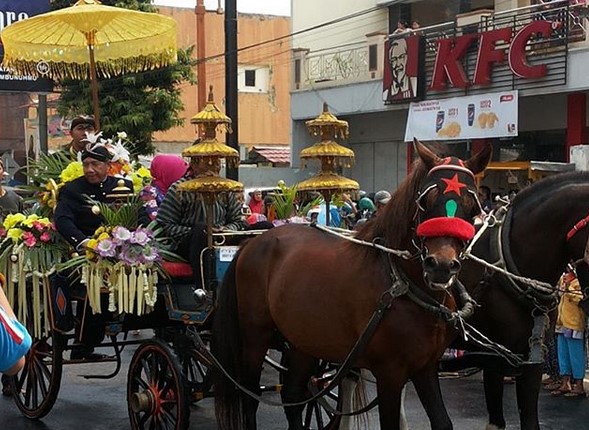 Sedekah Laut Cilacap, Simbol Ucapan Syukur di Pesisir Selatan Jawa. Ini 10 Potretnya 7 Sedekah Laut Cilacap, Simbol Ucapan Syukur di Pesisir Selatan Jawa. Ini 10 Potretnya 7