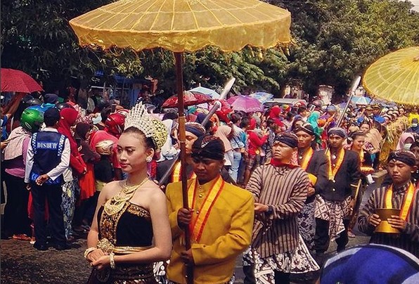 Sedekah Laut Cilacap, Simbol Ucapan Syukur di Pesisir Selatan Jawa. Ini 10 Potretnya 8 Sedekah Laut Cilacap, Simbol Ucapan Syukur di Pesisir Selatan Jawa. Ini 10 Potretnya 8