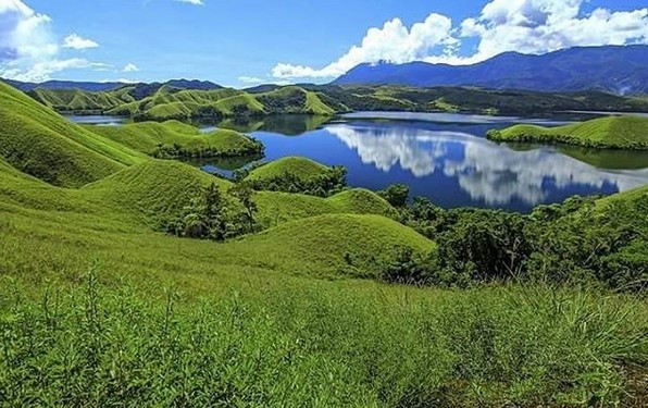Danau Sentani: Definisi Keindahan Alam Bumi Papua Yang Tak Tertandingi 1 Danau Sentani: Definisi Keindahan Alam Bumi Papua Yang Tak Tertandingi 1