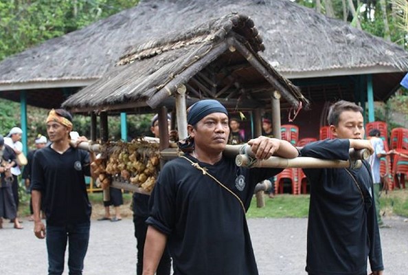Menguak Keunikan Kampung Kuta Ciamis, Punya Seribu Pantangan Yang Justru Menjadi Daya Tarik Wisatawan 9 Menguak Keunikan Kampung Kuta Ciamis, Punya Seribu Pantangan Yang Justru Menjadi Daya Tarik Wisatawan 9