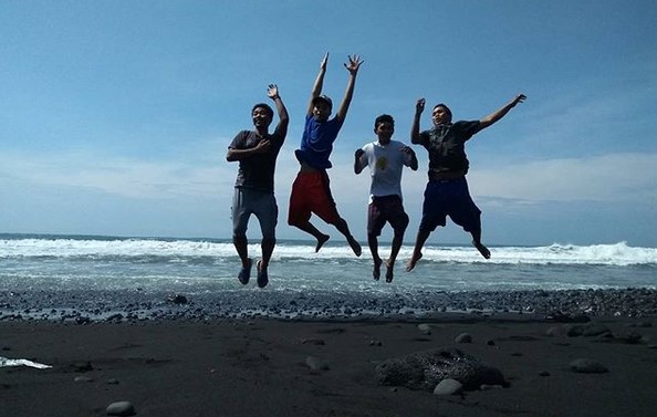 Pantai Terbaik di Lumajang? Pantai Bambang Jawaban nya 4