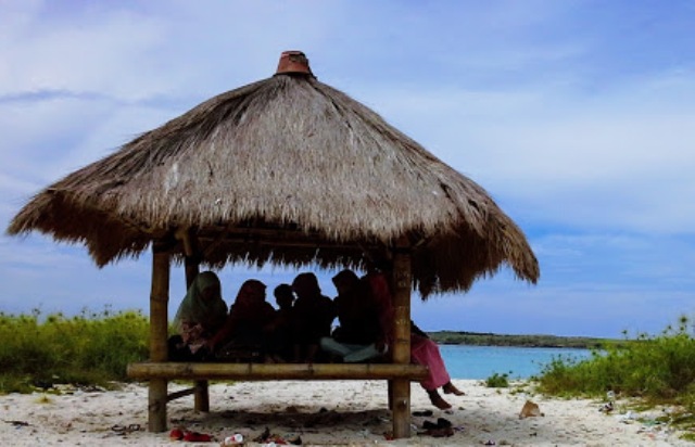 Yuk Intip Potret Indahnya Pantai Cemara Lombok 9 Yuk Intip Potret Indahnya Pantai Cemara Lombok 9