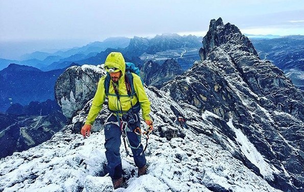 Main Salju di Indonesia? Apakah Mungkin? Coba Ke Puncak Jaya Papua Barat 1