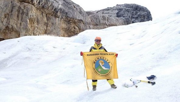 Main Salju di Indonesia? Apakah Mungkin? Coba Ke Puncak Jaya Papua Barat 2