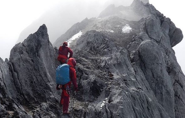 Main Salju di Indonesia? Apakah Mungkin? Coba Ke Puncak Jaya Papua Barat 4