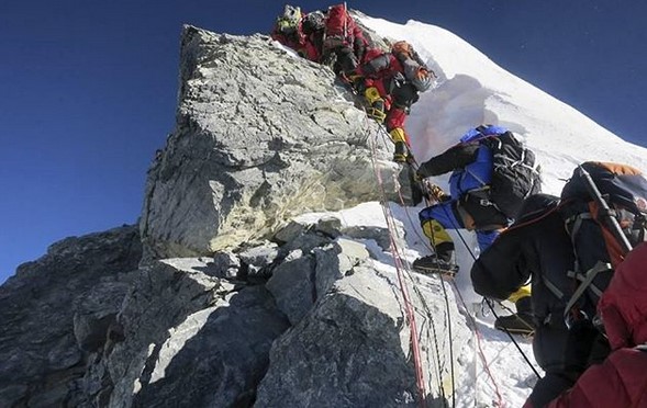 Main Salju di Indonesia? Apakah Mungkin? Coba Ke Puncak Jaya Papua Barat 7