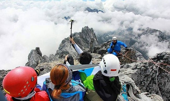 Main Salju di Indonesia? Apakah Mungkin? Coba Ke Puncak Jaya Papua Barat 9