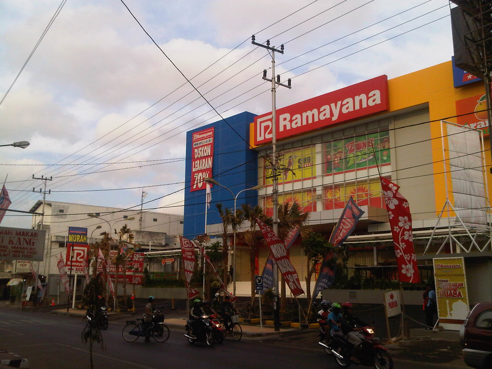 10 Referensi Mall dan Pusat Belanja di Daerah Kediri Yang Terkenal, Bagus Wajib Kalian Kunjungi 3