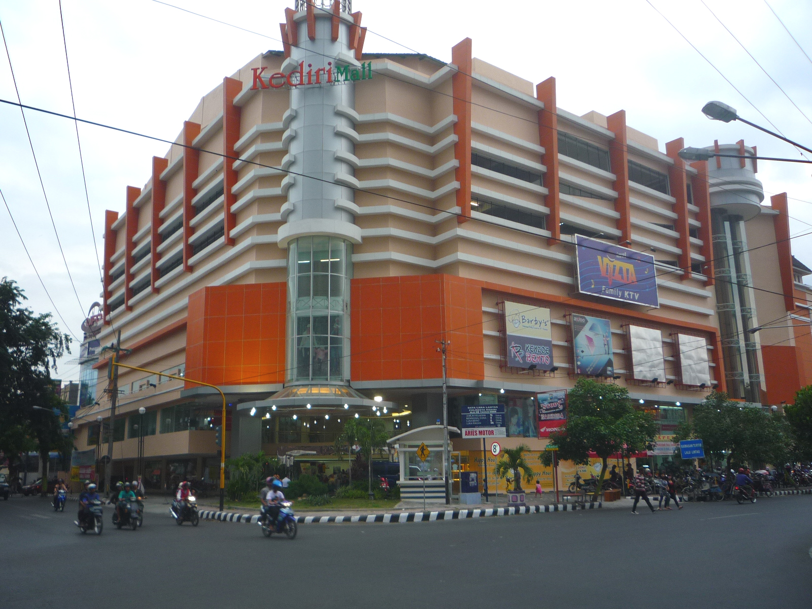 10 Referensi Mall dan Pusat Belanja di Daerah Kediri Yang Terkenal, Bagus Wajib Kalian Kunjungi 7