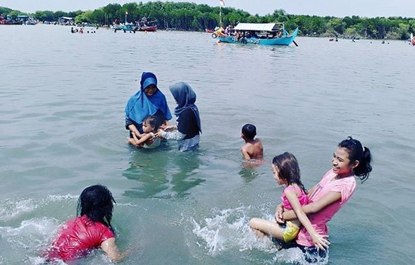 Mengintip Pesona Surga Tersembunyi di Pantai Morodemak 8 Mengintip Pesona Surga Tersembunyi di Pantai Morodemak 8