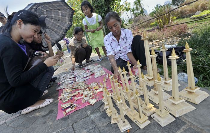 15 Rekomendasi Souvenir Khas di Daerah Jakarta Yang Antimainstream, Wajib Untuk Oleh-oleh Liburanmu! 1 15 Rekomendasi Souvenir Khas di Daerah Jakarta Yang Antimainstream, Wajib Untuk Oleh-oleh Liburanmu! 1