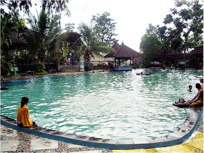 Destinasi Pilihan Wisata Air Kolam Renang di Jember Yang Bagus dan Bukanya Jam Berapa? 9