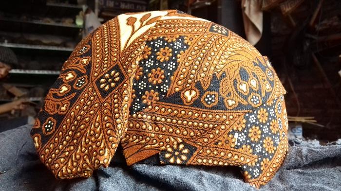 10 Rekomendasi Souvenir Khas di Daerah Solo Yang Unik Ini Membuat Wisatawan Betah Untuk Berbelanja 7 10 Rekomendasi Souvenir Khas di Daerah Solo Yang Unik Ini Membuat Wisatawan Betah Untuk Berbelanja 7