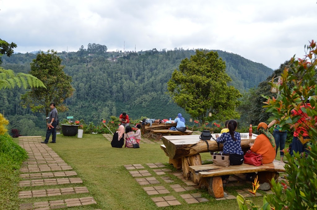 10 Tempat Makan Siang di Bandung Paling Recommended, Ini Daftarnya! 7 10 Tempat Makan Siang di Bandung Paling Recommended, Ini Daftarnya! 7