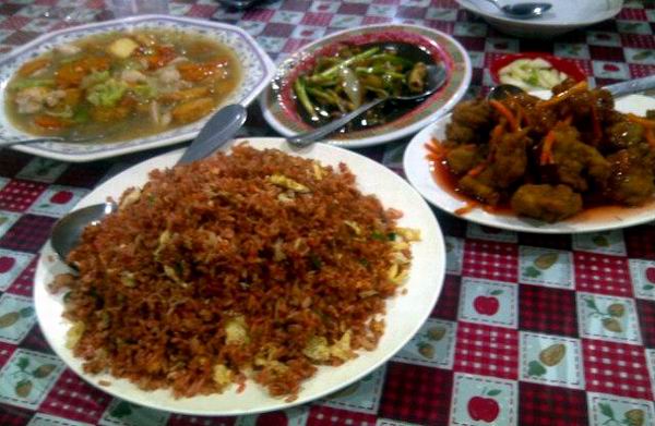 Nasi Goreng Maknyus Ala Arek-Arek Suroboyo Ini Wajib Kamu Coba! Daftarnya Ada Disini! 1 Nasi Goreng Maknyus Ala Arek-Arek Suroboyo Ini Wajib Kamu Coba! Daftarnya Ada Disini! 1