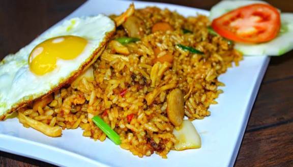 10 Kedai Nasi Goreng Enak di Bandung, Murah Meriah Mulai 13 Ribuan Saja! 7 10 Kedai Nasi Goreng Enak di Bandung, Murah Meriah Mulai 13 Ribuan Saja! 7