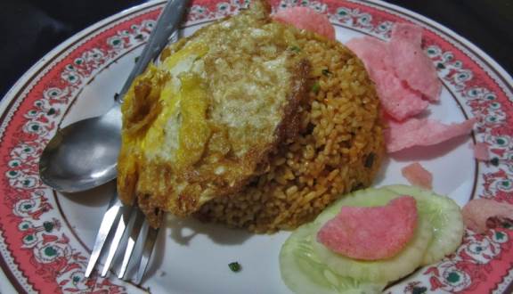 10 Kedai Nasi Goreng Enak di Bandung, Murah Meriah Mulai 13 Ribuan Saja! 10 10 Kedai Nasi Goreng Enak di Bandung, Murah Meriah Mulai 13 Ribuan Saja! 10