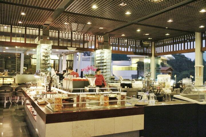 10 Tempat Makan Siang di Bandung Paling Recommended, Ini Daftarnya! 10 10 Tempat Makan Siang di Bandung Paling Recommended, Ini Daftarnya! 10