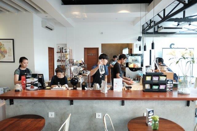 10 Rekomendasi Cafe Hits di Daerah Surabaya Yang Harus Masuk Daftar List Tempat Nongkrong Kamu! 1 10 Rekomendasi Cafe Hits di Daerah Surabaya Yang Harus Masuk Daftar List Tempat Nongkrong Kamu! 1
