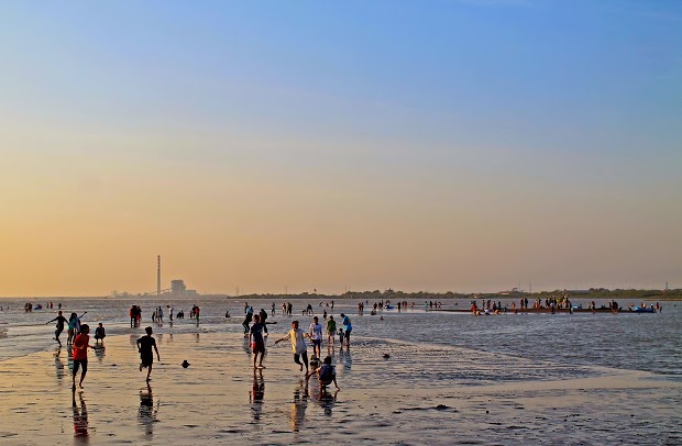 Tempat Ngabuburit di Wilayah Cirebon Yang Ramai, Bisa Dikunjungi Bersama Keluarga Atau Teman 6 Tempat Ngabuburit di Wilayah Cirebon Yang Ramai, Bisa Dikunjungi Bersama Keluarga Atau Teman 6
