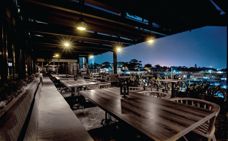 10 Rekomendasi Cafe Yang Sangat Kece di Daerah Semarang Untuk Dinner Romantis Bersama Pasangan 7