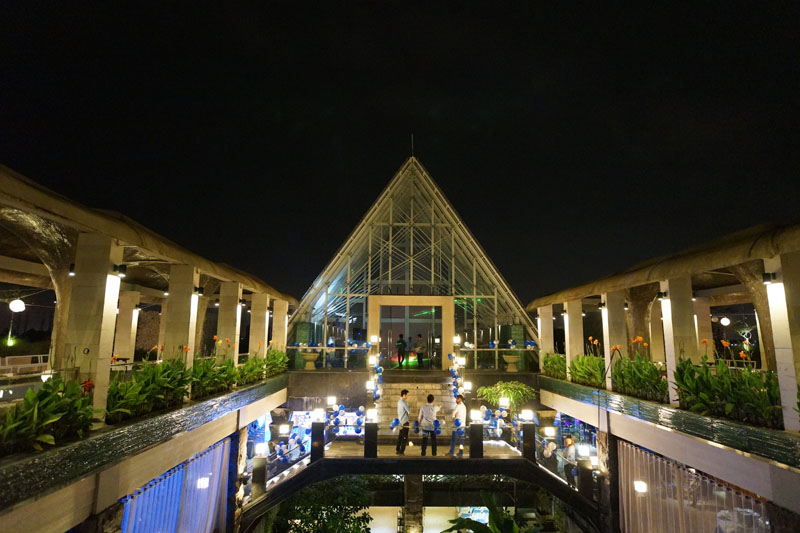 10 Daftar Pilihan Cafe Paling Romantis di Surabaya Yang Cocok Banget Untuk Dinner Bersama Pasangan 1