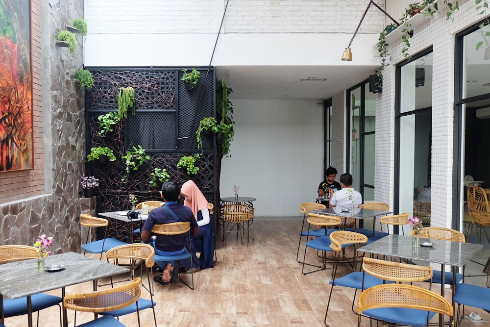 10 Rekomendasi Cafe Dengan Keunikan Yang Bikin Momen Hangoutmu di Surabaya Semakin Seru dan Betah! 10